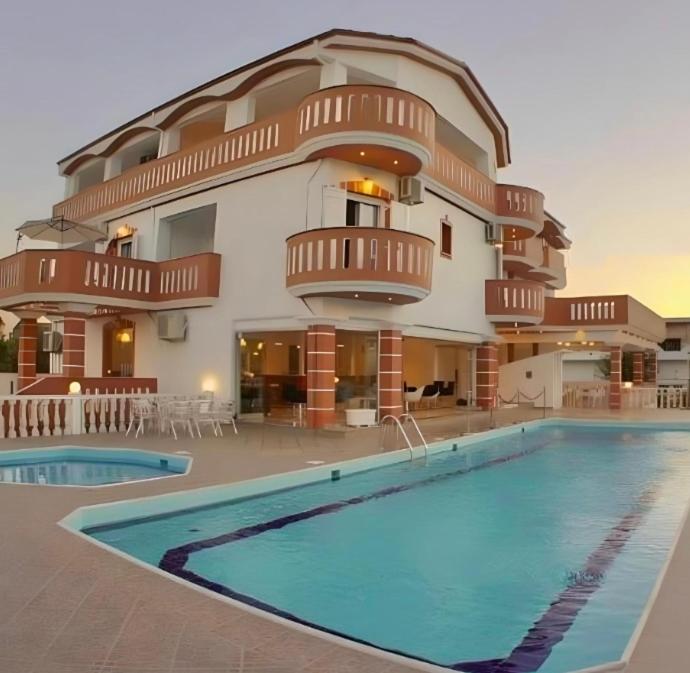 Bazén v ubytování Hotel Alexandros nebo v jeho okolí