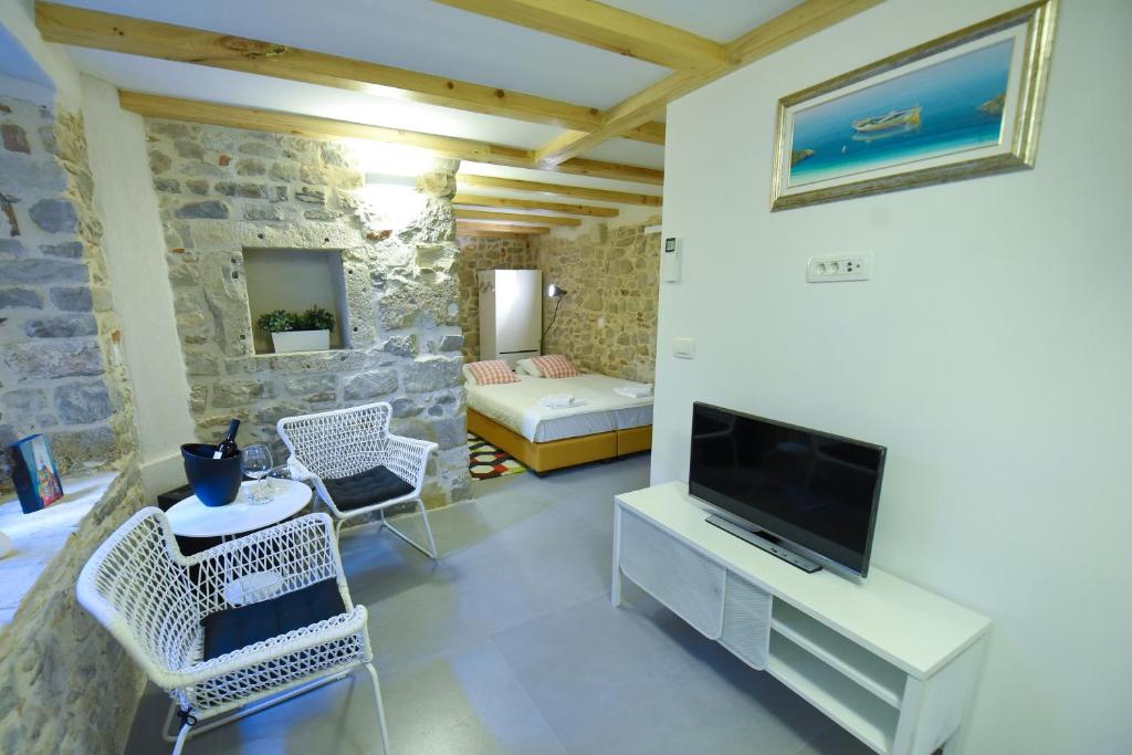 Televízia a/alebo spoločenská miestnosť v ubytovaní Pylon Rooms