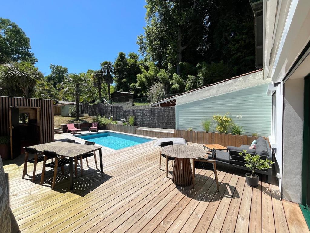 Photo de la galerie de l'établissement Maison de Ville avec Piscine et Jardin à Bayonne, à Bayonne