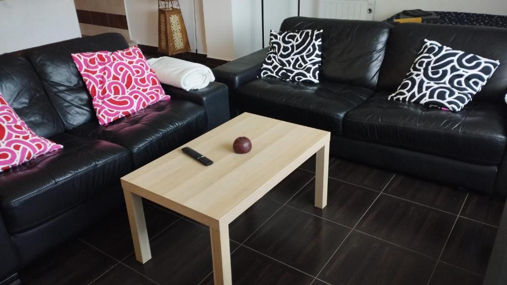 ein Wohnzimmer mit einer Couch und einem Couchtisch in der Unterkunft La Herradura De San Pedro in Arenas de San Pedro