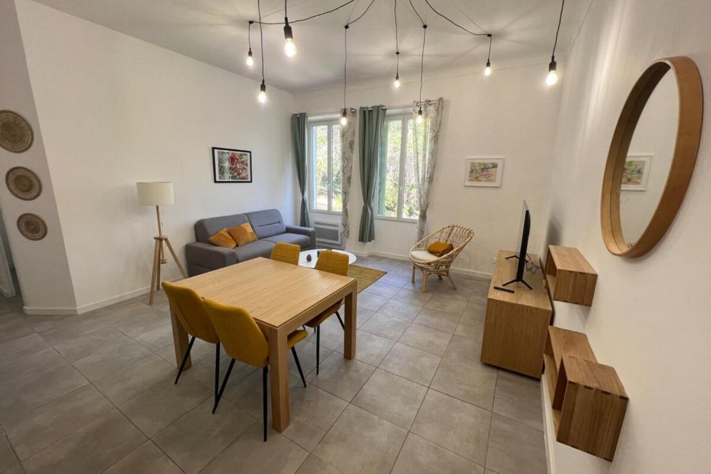 un salon avec une table et un canapé dans l'établissement T2 cossu et calme en plein coeur d'Ajaccio, à Ajaccio