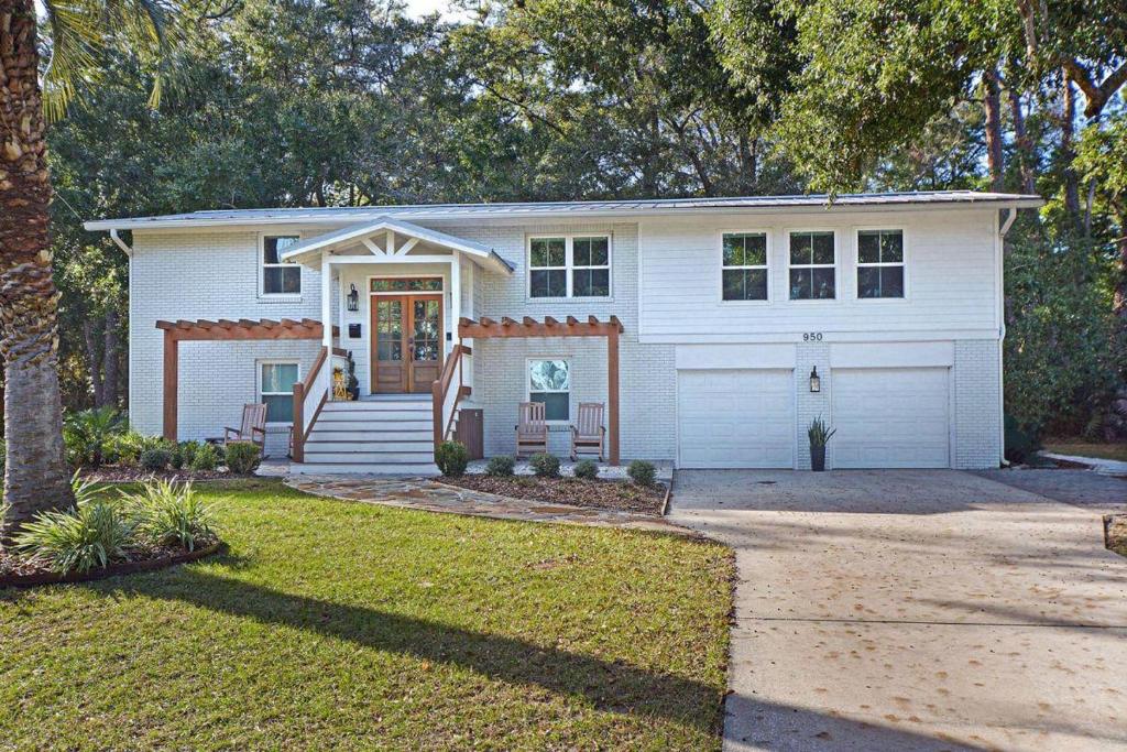ein kleines weißes Haus mit Garage in der Unterkunft Beach Memories in Jekyll Island