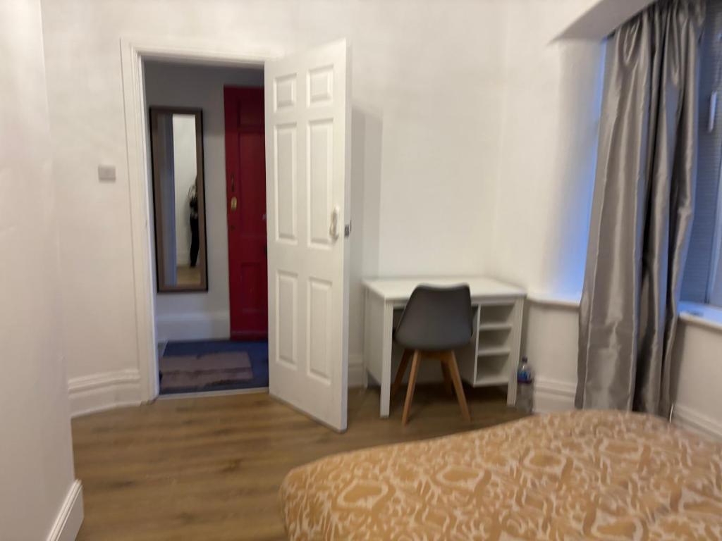 Postel nebo postele na pokoji v ubytování Ingoldsby rooms