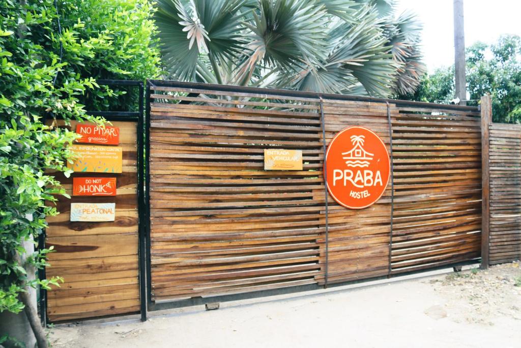 Un certificado, premio, letrero u otro documento en Praba Hostel