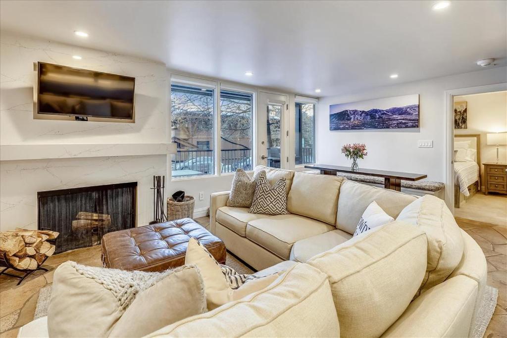 Χώρος καθιστικού στο Stunning Ski In-Ski Out Condo with Pool & Hot Tub