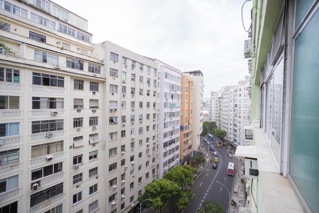 uitzicht op een straat met hoge gebouwen bij SUH Copacabana 43 New Confort in Rio de Janeiro