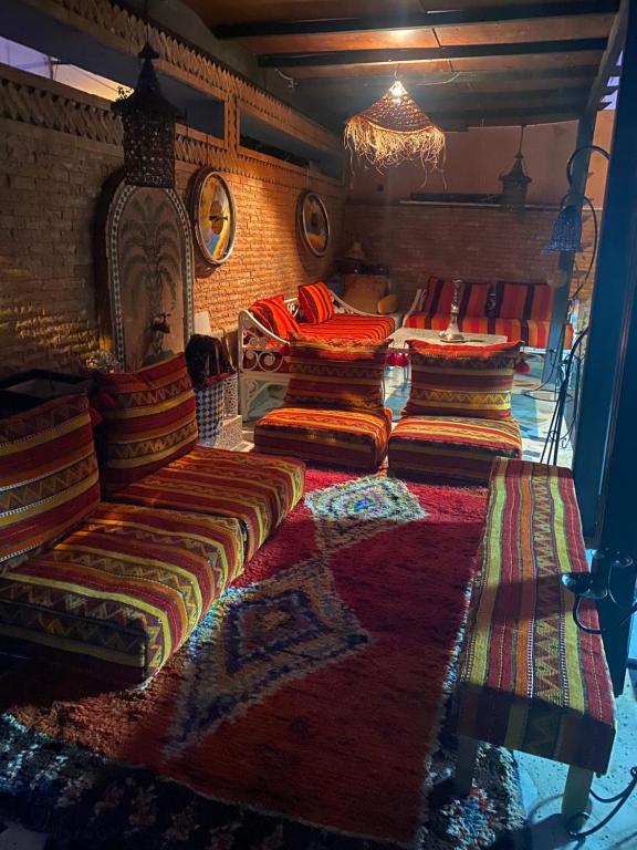 una habitación con un montón de camas en una habitación en Appartement oulfa, en Casablanca