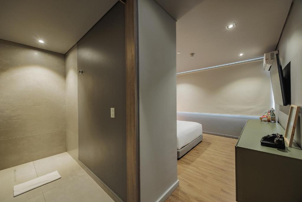 Postel nebo postele na pokoji v ubytování Versus Hotel