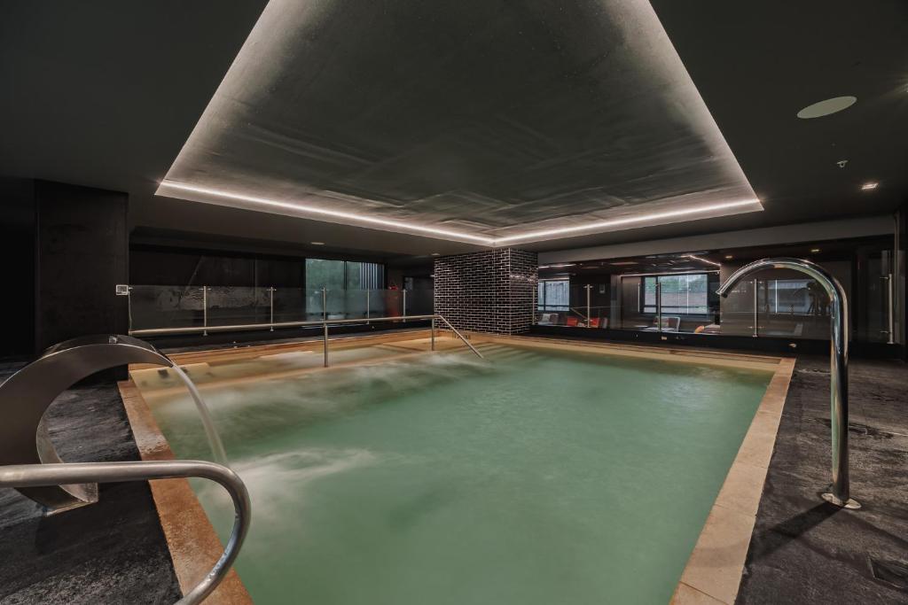 Bazén v ubytování Versus Hotel nebo v jeho okolí