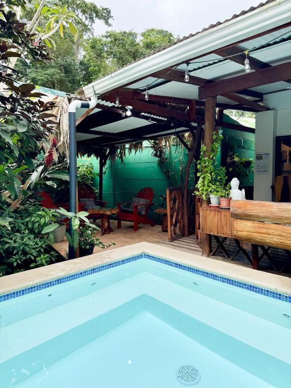 Colibri Ecolodge 3 minutes walk to beach and town - 带泳池的四卧室房屋