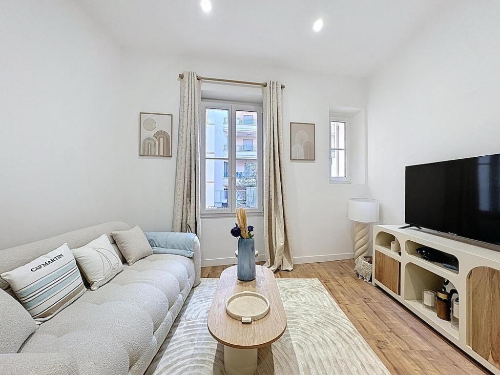 Una televisión o centro de entretenimiento en Effet Mer - neuf, central, Port, Plage&Palais, clim