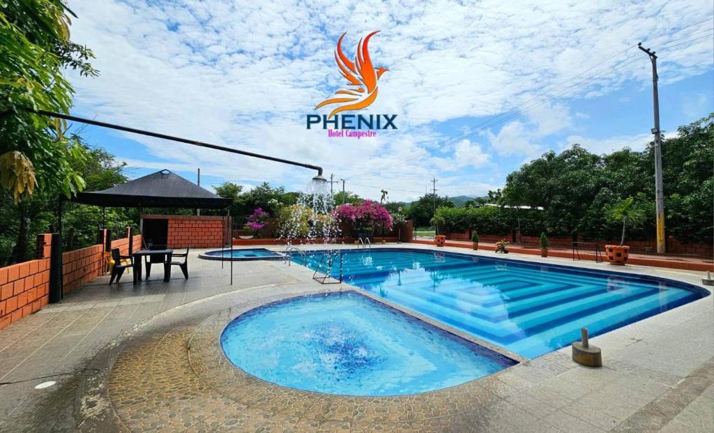 Bazén v ubytování Hotel Phenix nebo v jeho okolí