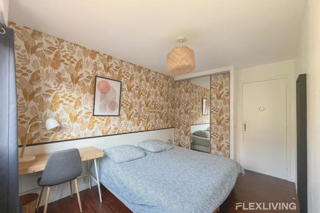 une petite chambre avec un lit et un bureau dans l'établissement Flexliving - Whole house - Claude Tillier, à Paris
