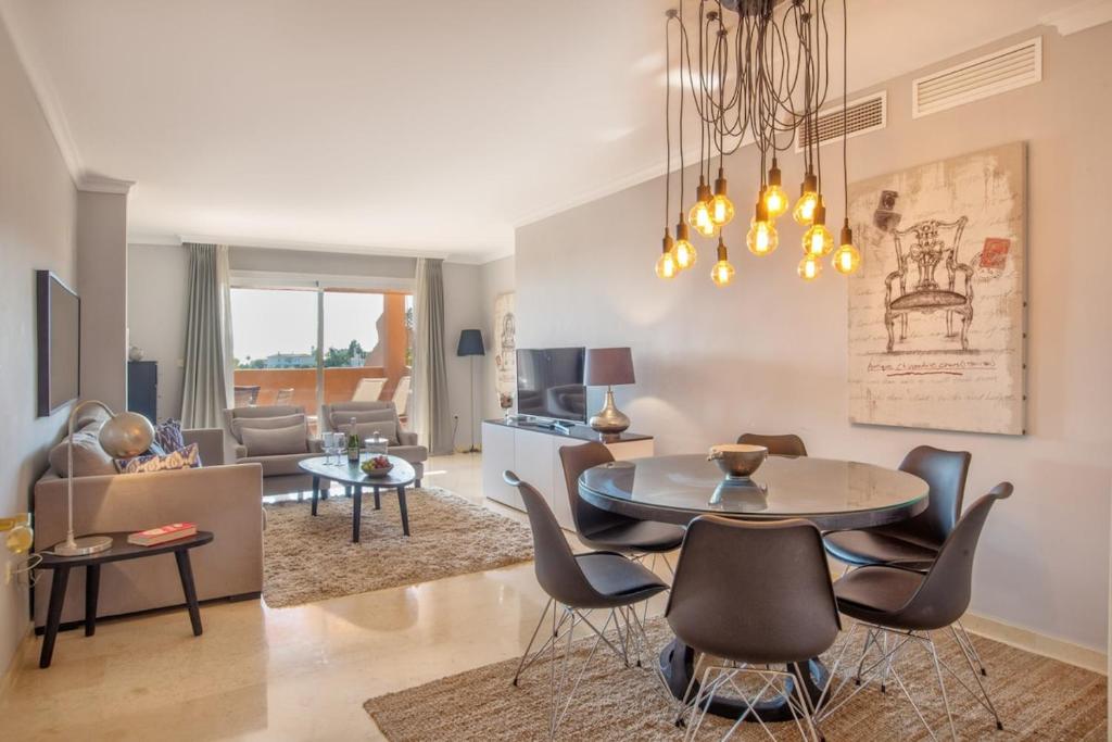 Modern 2 Bedroom Apartment with Sea View in Elviria
