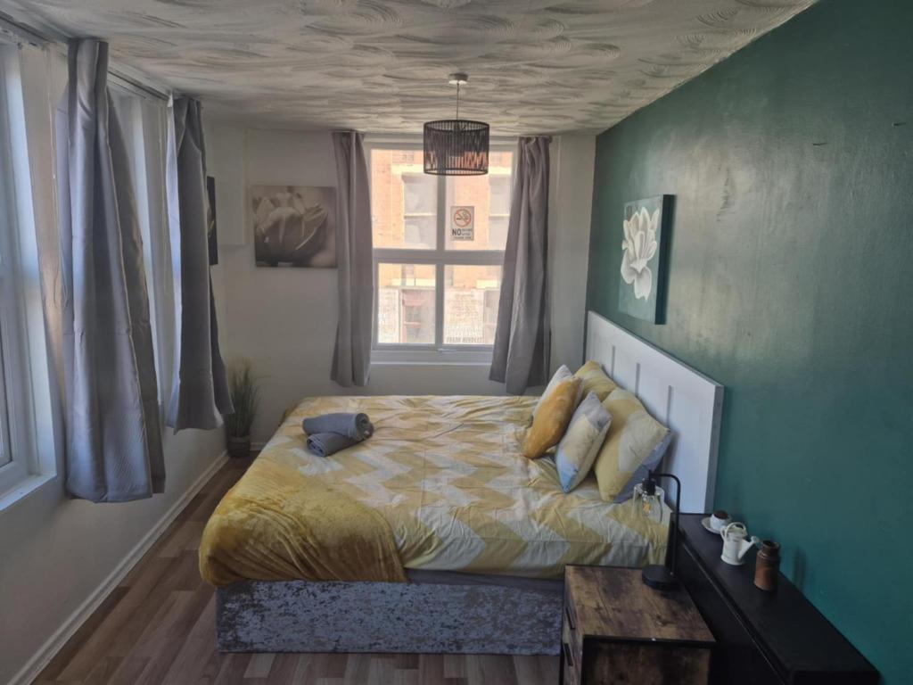 ein Schlafzimmer mit einem Bett und einem Fenster in der Unterkunft Prime city centre apartment! in Manchester