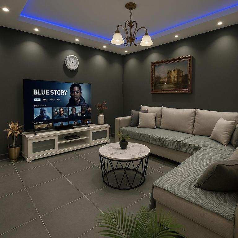 salon z telewizorem z płaskim ekranem w obiekcie Johns villa w mieście Artemida