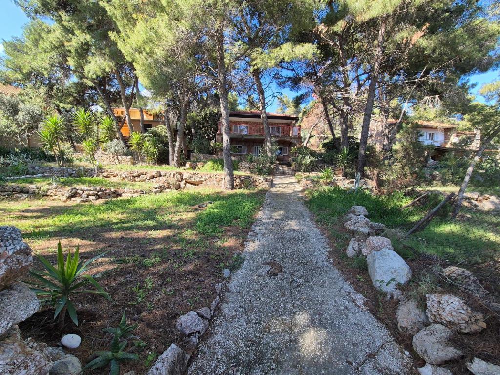 Vonkajšia záhrada v ubytovaní Apartments by the sea Zavala, Hvar - 8774