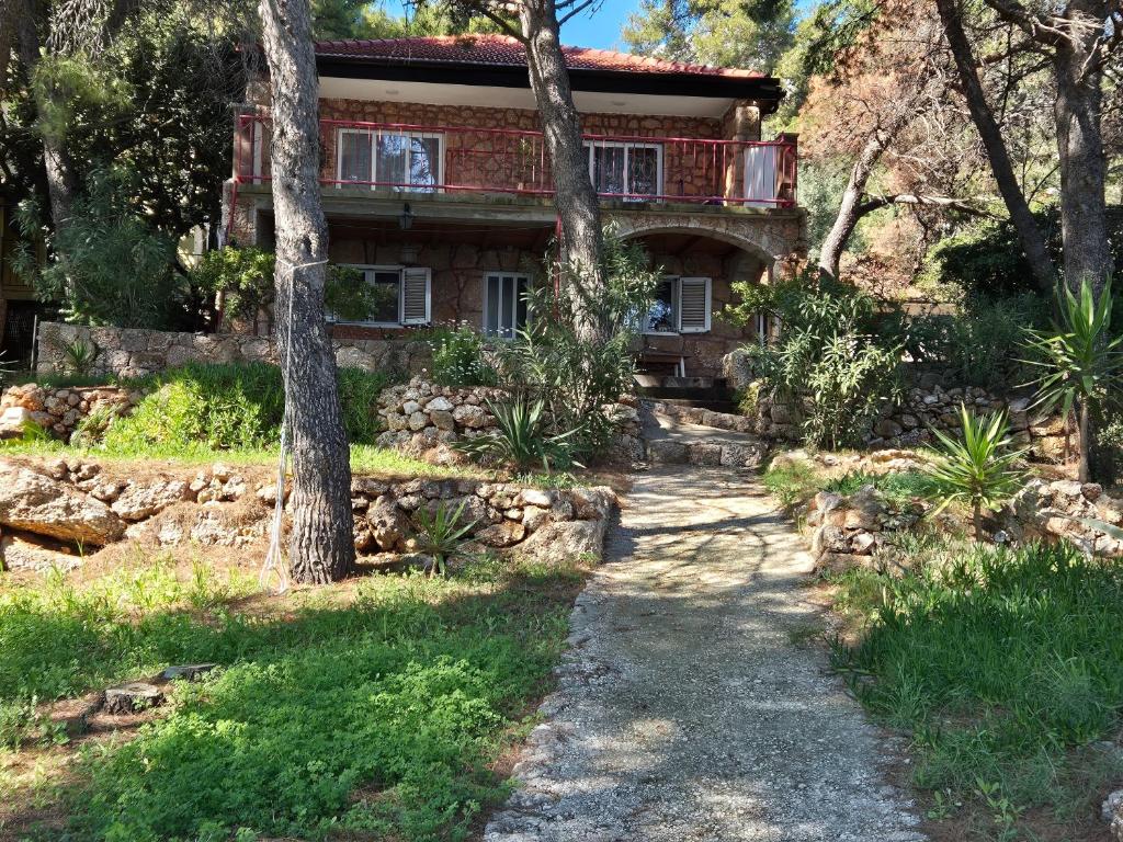 Vonkajšia záhrada v ubytovaní Apartments by the sea Zavala, Hvar - 8774