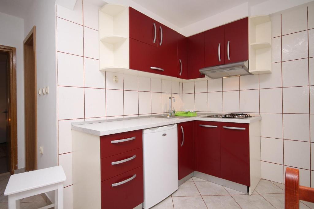 Kuchyňa alebo kuchynka v ubytovaní Apartments by the sea Zavala, Hvar - 8774