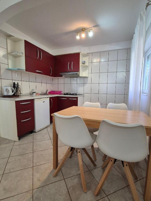 Kuchyňa alebo kuchynka v ubytovaní Apartments by the sea Zavala, Hvar - 8774