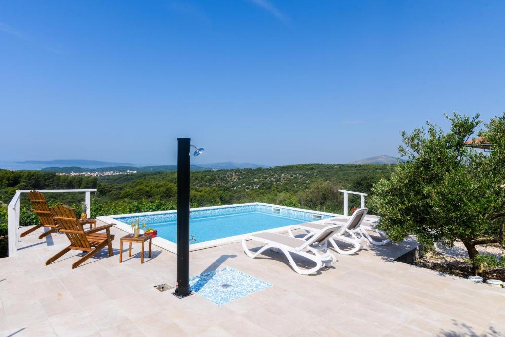 Family friendly house with a swimming pool Zedno, Ciovo - 23762