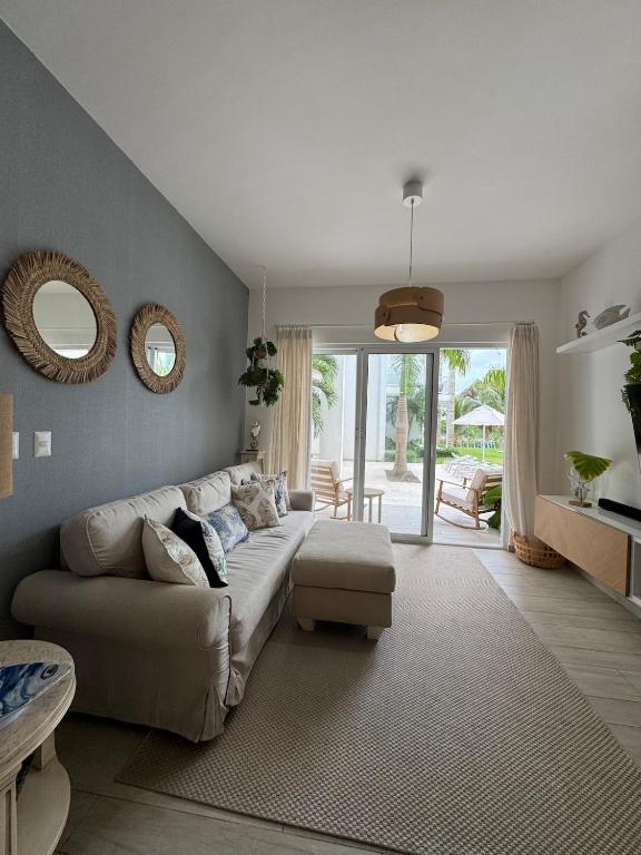 プンタ・カナにあるRelax in Cana Pearl, Punta Canaのソファと鏡のあるリビングルーム