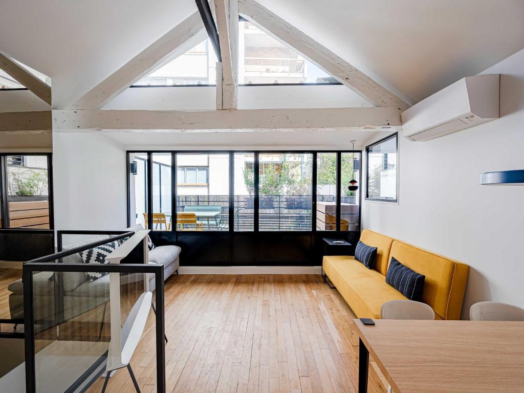 Marais Area - Outdoor patio - A C - 2BDR