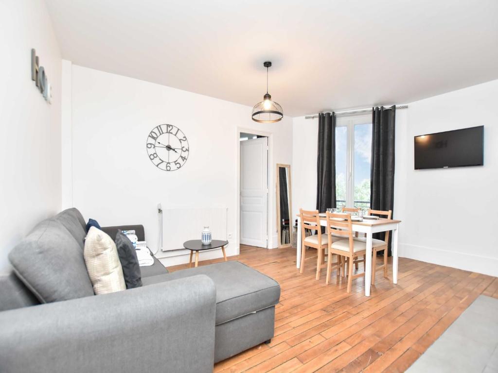 un salon avec un canapé et une table dans l'établissement Cosy Appartement- 2BR-6P - Voltaire, à Paris