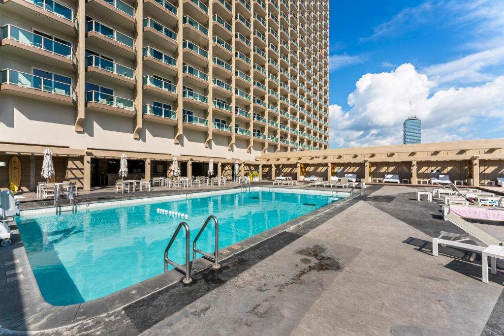 Ala Moana Hotel Condo 15th floorの敷地内または近くにあるプール