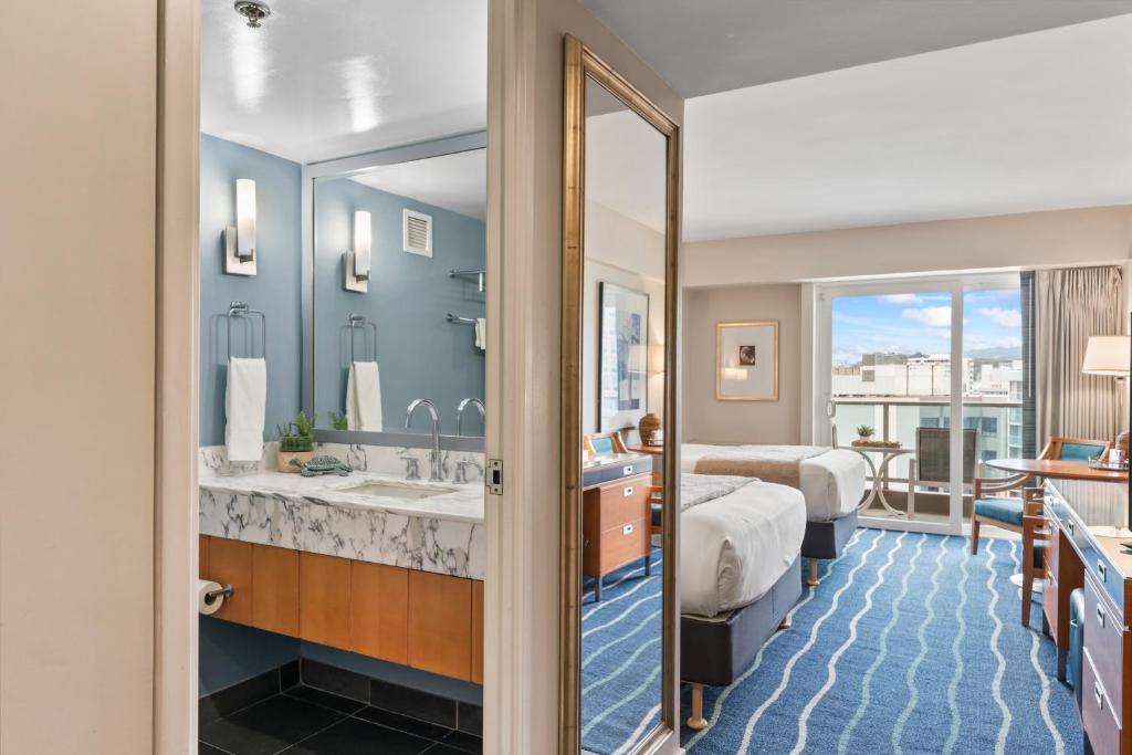 Ala Moana Hotel Condo 15th floorにあるベッド