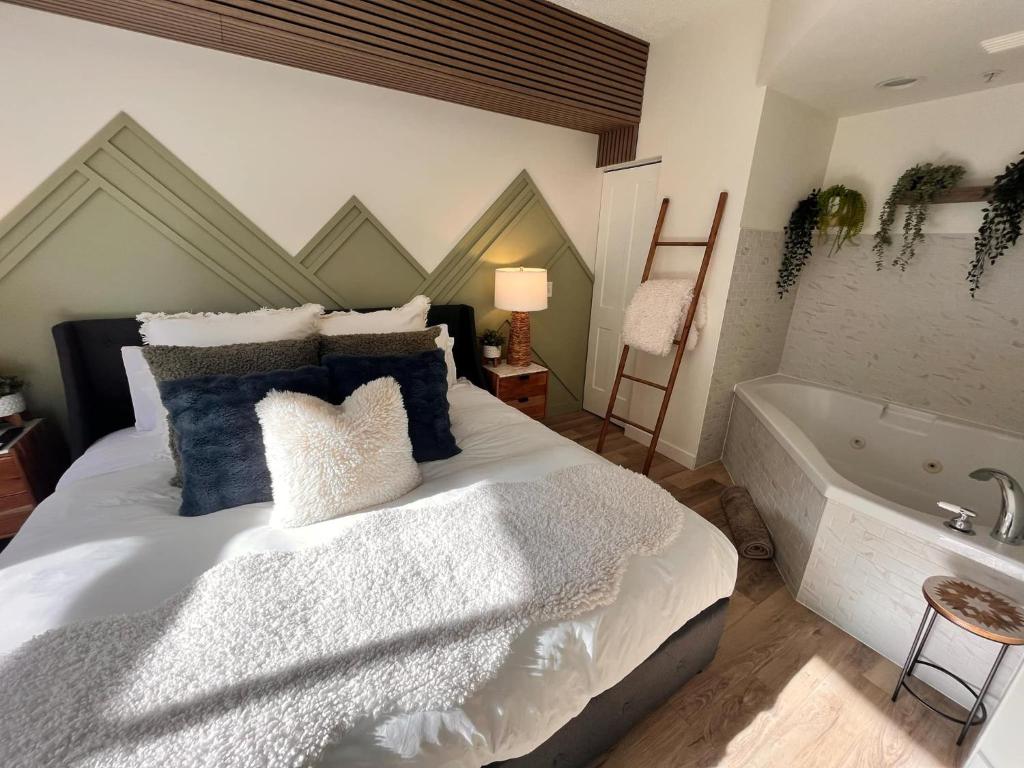 Postel nebo postele na pokoji v ubytování Three Peaks Getaway Jacuzzi Suite - sleeps 4