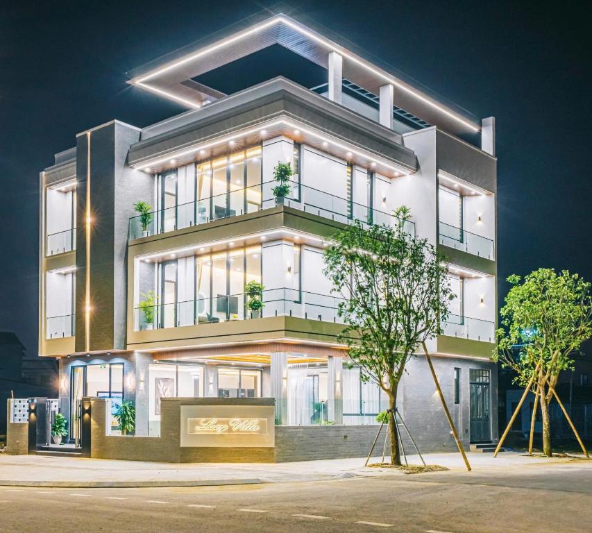 een groot gebouw met 's nachts verlichting bij Lucy Villa Sầm Sơn in Sầm Sơn