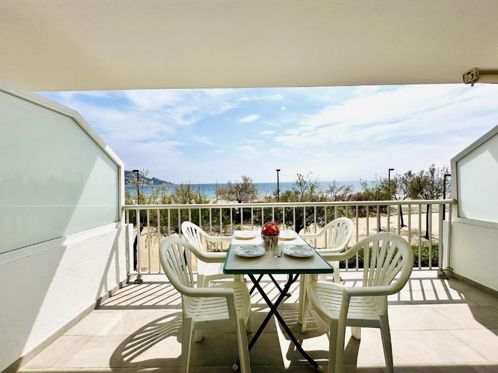 Apartamento frente al mar con gran terraza en Roses - ES-258-18