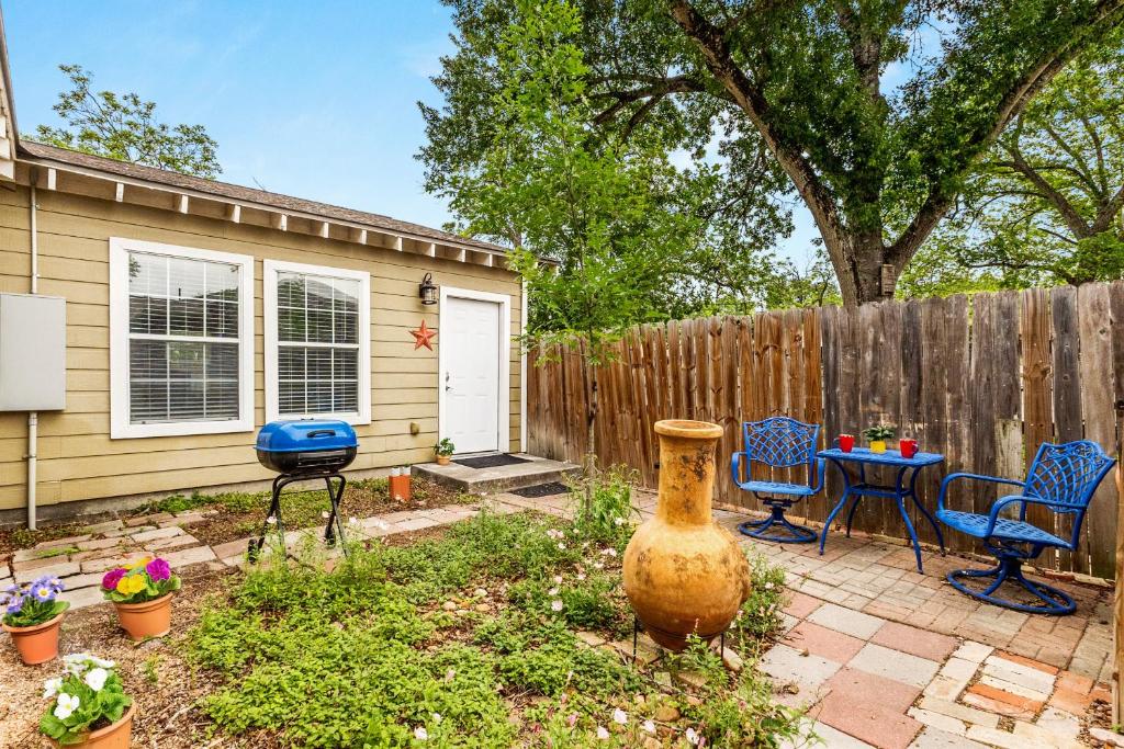 a backyard with a fence and a table and chairs at Elm Street Bungalow in Seguin