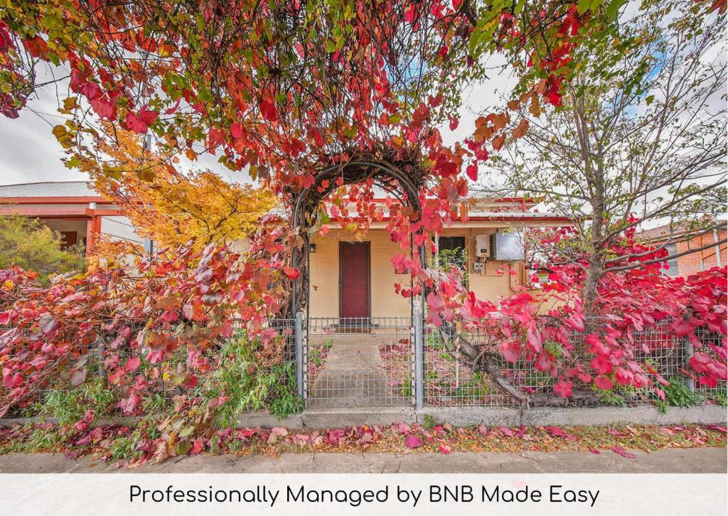 una casa con un cancello davanti di Coachman's Cottage - Cosy Charm, Pets Welcome a Orange