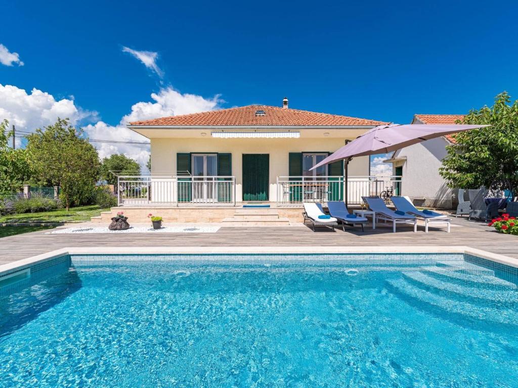 Hồ bơi trong/gần Villa near Krka with Private Pool