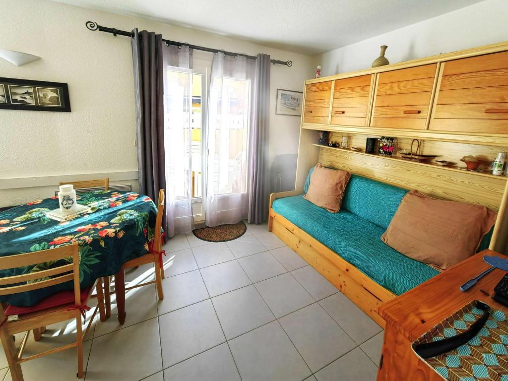 une pièce avec un lit et une table dedans dans l'établissement Appartement calme 4 pers, proche plage, parking - FR-1-607-216, au Cap d'Agde