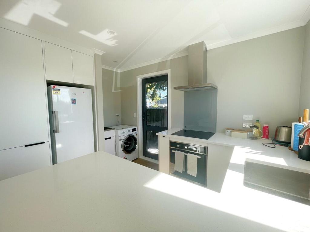 Brand new, close to hospital, plenty of parking sapces - Resim 14