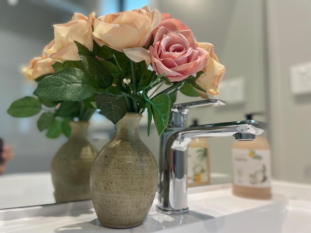 Brand new, close to hospital, plenty of parking sapces - Resim 3