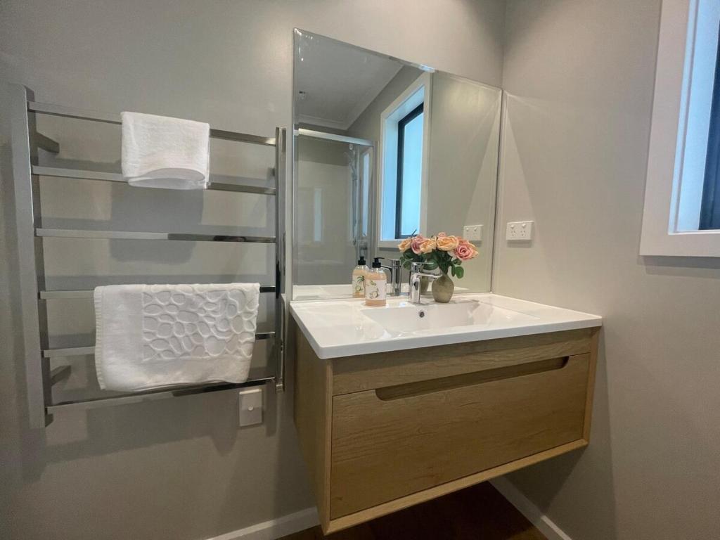 Brand new, close to hospital, plenty of parking sapces - Resim 8