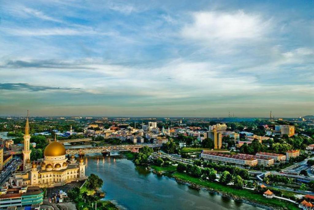 a view of a city with a river and a mosque at Klang Prima Bayu Apartment, Taman Bayu Perdana, 42000 Pelabuhan Klang Selangor in Gua Sai