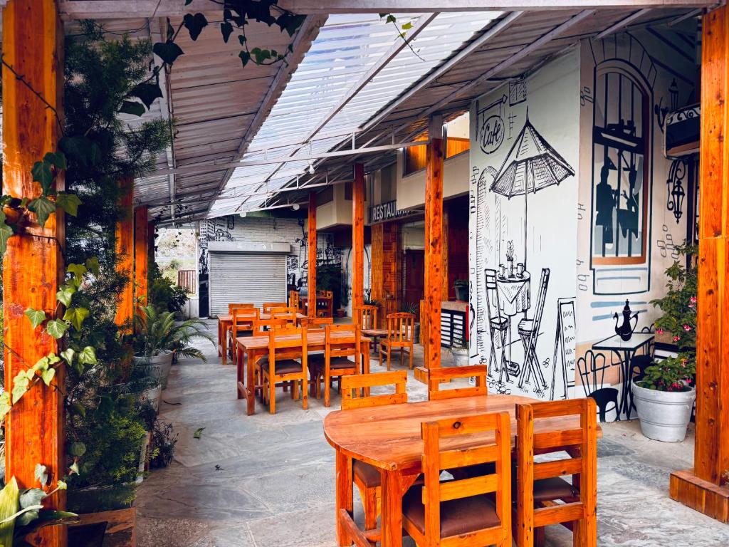 Nhà hàng/khu ăn uống khác tại Nature Valley View Resort KOTI - on Chail Road with Parking