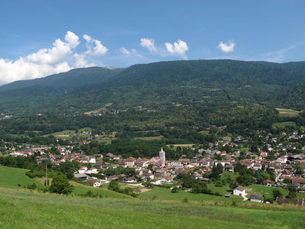 een luchtzicht op een klein stadje in de bergen bij Au pied des Alpes in Vaulnaveys-le-Haut