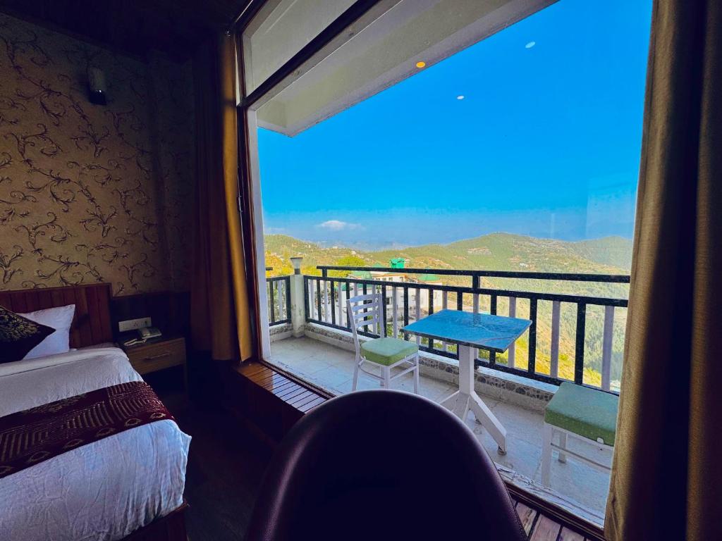 Postel nebo postele na pokoji v ubytování Himalayan Valley View Resort - Rooms with Balcony and mountain view - Peacefull place - Private Parking - Easy Access