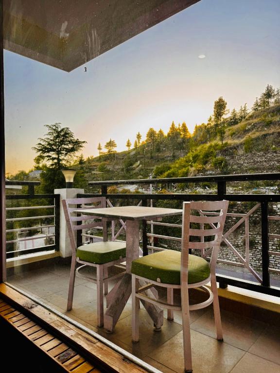 Balkón nebo terasa v ubytování Himalayan Valley View Resort - Rooms with Balcony and mountain view - Peacefull place - Private Parking - Easy Access