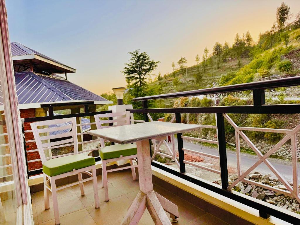 Balkón nebo terasa v ubytování Himalayan Valley View Resort - Rooms with Balcony and mountain view - Peacefull place - Private Parking - Easy Access