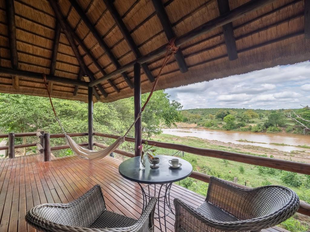 Balkón nebo terasa v ubytování Nyati Safari Lodge