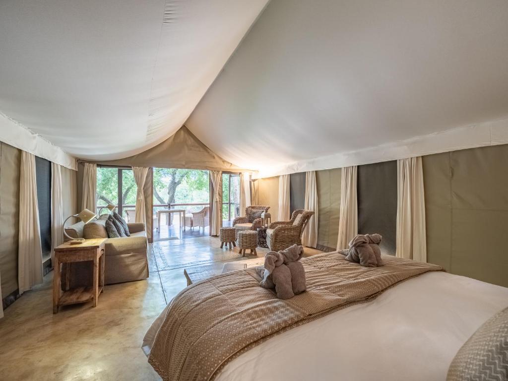 Postel nebo postele na pokoji v ubytování Nyati Safari Lodge