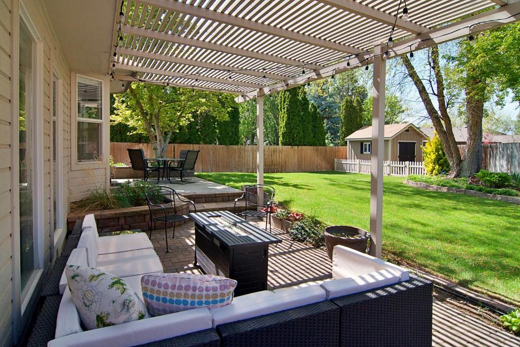 an outdoor patio with a pergola and a grill at Group-ready 5br Fire Pit Bbq Topgolf Coupons in Meridian