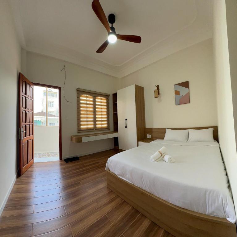 Postel nebo postele na pokoji v ubytování Wonder House Dalat